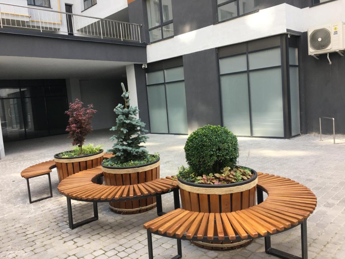 4-Room Jacuzzi Apartment Lviv Exterior photo