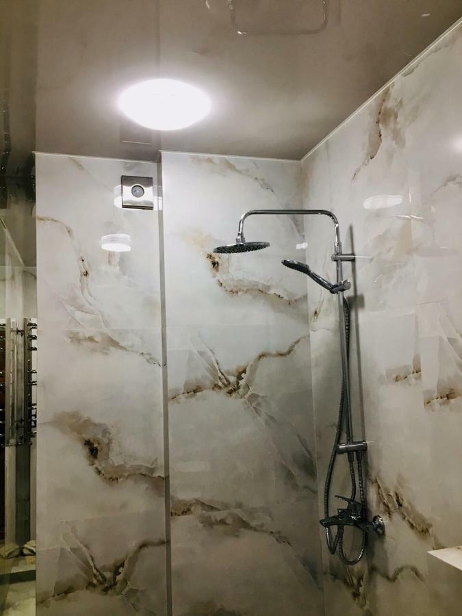 4-Room Jacuzzi Apartment Lviv Exterior photo