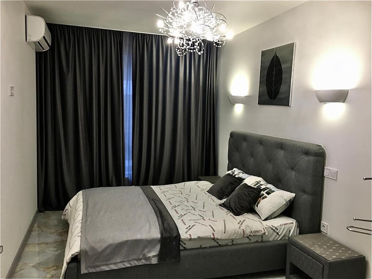 4-Room Jacuzzi Apartment Lviv Exterior photo